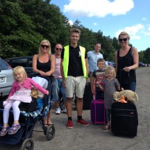 Gute Stimmung auf dem Urlauberparkplatz: Lübeck Airport Mitarbeiter Maximilian G. freut sich besonders über die fröhlich-internationale Stimmung und steht den Urlaubern gern mit Rat und Tat zur Seite. 