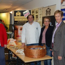 Die Organisatoren der Messe Markus Dusch (v.re.), Dr. Annemarie Goos, Ulrike Jürgens (v.li.), und Nina Lepthien informierten sich am Stand der Bäckerinnung-Innung bei Helmut Börke (Mitte links) und Kirsten Sköries von der Insel-Bäckerei.