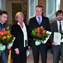 Foto (Pressestelle FH Lübeck), Bild: v.l.n.r.: Dipl.-Ing. (FH) Eminas Gafarovas (Prämie), Renate Menken (Possehl-Stiftung), B.Sc. Jan Harmsen (Prämie) und B.Sc. Christian Grünewald (Possehl-Ingenieur-Preis).