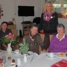 Foto: Cura Seniorencentrum Lübeck /  Die ehrenamtlichen Helfer im Cura Seniorencentrum Lübeck freuten sich über Blumen und ein Nikolausfrühstück als Dankeschön für ihr Engagement 2013