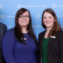 Wolfgang Werner (links, Chef der Arbeitsagentur) und Maren Reimer (rechts, Personalberaterin) gratulierten den beiden frischgebackenen Fachkräften Caroline Schulz (2.v.links, 25 Jahre) und Sarah Lohff (2.v.rechts, 25 Jahre).   