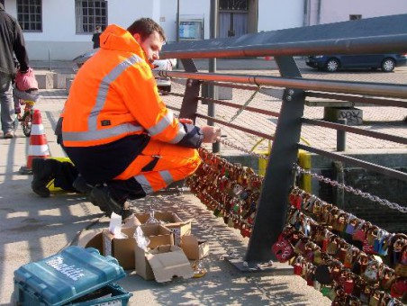 tbf030314_Neue-Ketten-an-Liebesbruecke_Kroeger_03