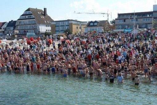 presse@rene-kleinschmidt.de - FOTOS und Pressemitteilung 25 Jahre Anbaden in NiendorfOstsee - ME - Anbaden2008_01_Foto_Anton_van_Diem