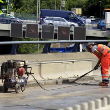 Schuften, wo andere im Ferienstau stehen: Autobahnbaustellen kosten Nerven. Aber sie dürfen nicht die Gesundheit kosten. Die IG BAU startet deshalb einen Autofahrer-Appell: „Fuß vom Gas. Und Staufrust nicht an Straßenbauarbeitern auslassen.“