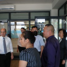 Yongqiang Chen (rechts) und Markus Matthießen (links) beim Rundgang durch den Lübeck Airport. Foto: PuRen 