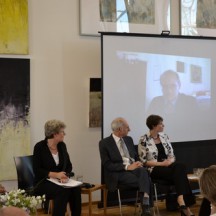    Ökumenische Zeitansage Mit: Christina Biere (meet), Angelika Weigt-Blätgen (Vorsitz Ev. Konferenz Diakonie und Entwicklung), Guy Liagre (KEK), Bernadette Kuckhoff (Erzbistum Hamburg), Leonardo Emberti aus Mossul/Irak (Sant’Egidio), Pastorin Antje Heider-Rottwilm 