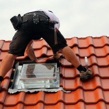 Vom Azubi bis zum Alt-Gesellen: Wer auf dem Dach arbeitet, ist „obenauf“ – die Dachdecker-Löhne klettern nach oben, so die IG BAU.