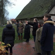 Die Museumskollegen werden vom Leiter des Oldenburger Wallmuseums, Stephan Meinhardt, durch die Open-Air-Ausstellung geführt