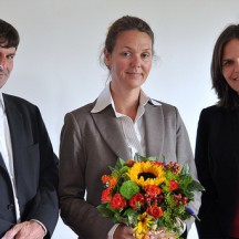  Dr.-Ing. Petra Mieth (Mitte) mit dem damaligen Dekan des Bauwesens Prof. Dr. Birger Gigla und FH Präsidentin Dr. Muriel Helbig. (Pressestelle FH)