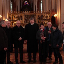 Bischof Dr. Andreas v. Maltzahn (4.v.l.) und Bischöfin Suzanne Darcy Dillahunt (4.v.r.) mit den Delegationen im Schweriner Dom.  Foto: Nordkirche/C. Meyer