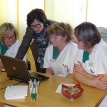 Karin Kollmorgen, Regionalbeauftragte Fort- und Weiterbildung der HELIOS Region Nord-Ost, im Gespräch mit Mitarbeiterinnen des Pflegedienstes.