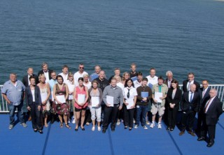 Erfolgreich bestanden: Den Teilnehmer/innen gratulierten (v.l.n.r.) Roman Walther (Betriebsrat Scandlines), Sten-Arne-Saß von der Wirtschaftsakademie Schleswig-Holstein, Ulrike Jürgens (Teamleiterin Arbeitgeber-Service Bundesagentur für Arbeit Eutin), Klaus-Dieter Schmidt (IHK zu Lübeck) sowie (v.r.n.l.) Volker Nadolni von der Wirtschaftsakademie Schleswig-Holstein, Roman Osada (operativer Geschäftsführer der Agentur für Arbeit Lübeck), Aron Young (Personalleiter Scandlines), Bernd Friedrich (Betriebsratsvorsitzender Scandlines), Sandra Sinke (Personalreferentin Scandlines) und Michael Metschurin (Betriebsrat Scandlines)