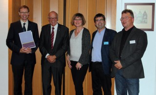  Landesbischof Gerhard Ulrich (2.v.r.) gemeinsam mit Mitgliedern der Arbeitsgemeinschaft Evangelischer Schulträger in der Nordkirche: Wolfgang von Rechenberg (v.l.), Carmen Bohnsack, Kai Gusek und Benjamin Skladny.   Foto: Silke Ross / Nordkirche