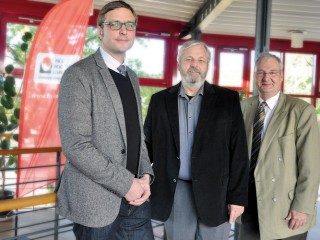 Foto: (Pressestelle FH Lübeck) zeigt v.l.: Stefan Sievers, GF EKSH; Prof. Dr. Joachim Litz, Vizepräsident FH Lübeck und Stefan Brumm, GF EKSH