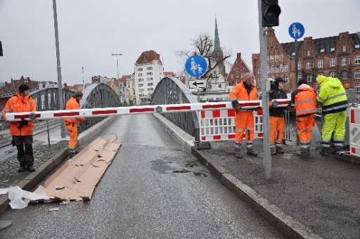 foto.h.kroeger@web.de - Lübeck Drehbrücke Neue Schranken-Anlage - ME - ATT00476