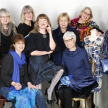 Das Foto zeigt von l.n.r.: Gunda Diercks-Elsner, Elke Sasse, Marlies Behm, Antje Peters-Hirt, Charlotte Kerner, Linde Fröhlich, Gundel Granow, Susanne Füting.  Kleid: Henriette K. Foto: Anja Doehring, Lübeck 