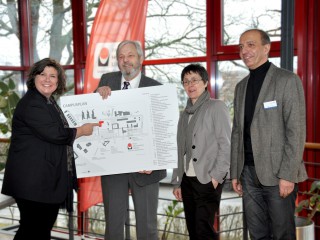 (FH Pressestelle): v.l.: Kanzlerin Irene Strebl, Vizepräsident Prof. Dr. Joachim Litz, Finanzministerin Monika Heinold und Metin Toksöz, GMSH vor dem Campusplan 