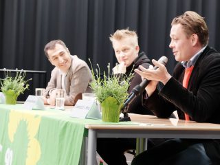 Grundschule Wentorf 15-04.16 Grüne Diskussion 150 Besucher Podium - Cem Özdemir MdB Katharina Bartsch OV Wentorf Konstantin von Notz MdB 3