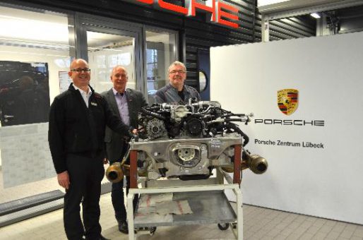 presse-nl@hwk-luebeck.de - PI Hwk Lübeck -Porsche Zentrum Lübeck unterstützt Ausbildung in - ME - Porsche-Motor-Übergabe