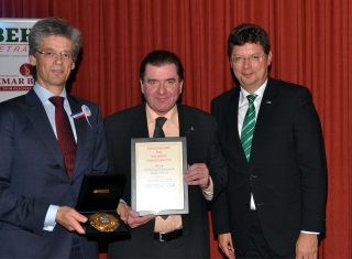 v.l.Burkhard Stein SHMF,Axel Strehl+Minister Reinhard Meyer-DEHOGA-Ehrenplakette.Gold-12.4.16©H.Heigert