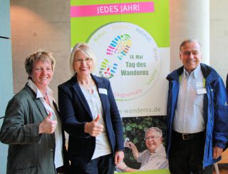 Gabriele Hiller-Ohm, MdB, mit dem Präsidenten des Deutschen Wanderverbands Dr. Hans-Ulrich Rauchfuß sowie der Geschäftsführerin des Wanderverbands Ute Dicks (Foto: Hiller-Ohm)