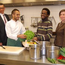 Faridullah Noor (2.v.li.) und Wahid Bagis (2.v.r.) konnten mit Unterstützung von LANDWEGE Vorstand Heinke Martina Andres und Agenturchef Markus Dusch in eine Ausbildung starten. 