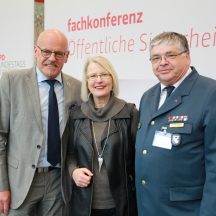 Auf dem Foto (v.l.n.r.): Gabriele Hiller-Ohm, MdB (SPD) konnte auf der Sicherheitskonferenz der SPD-Bundestagsfraktion den Vorsitzenden der Gewerkschaft der Polizei (GdP) der Bundespolizeiakademie Lübeck, Rüdiger Maas, der auch Bundesvize der GdP Bezirk Bundespolizei ist, sowie den Ortsbeauftragten des THW Lübeck, Rainer Mahn, begrüßen.