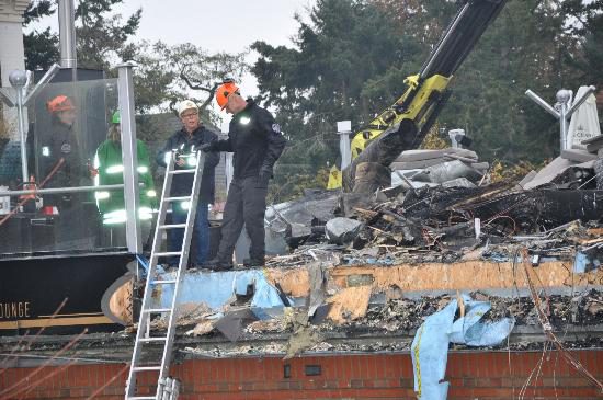 foto-h-kroegerweb-de-polizei-nimmt-nautic-brandruine-unter-die-lupe-timmendorf-me-bandruine-timmendorf-044