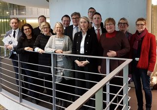 Bild: Gabriele Hiller-Ohm im Bundestag mit weiteren SPD-Abgeordneten und den Gesprächsgästen, u. a. der Tourismusbeauftragten Iris Gleicke (3. v. re.) und der DZT-Vorsitzenden Petra Hedorfer (2. v. re.) 