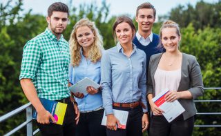 Verbinden Theorie und Praxis - duale Studierende an der Wirtschaftsakademie