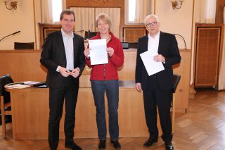 Oberbürgermeister Ulf Kämpfer (li.) und Umweltdezernent und Bürgermeister Peter Todeskino überreichten Kristin Dahl vom Studentenwerk SH den Nachhaltigkeitspreis.  