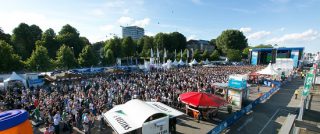 Public Viewing des EM Fußballspiels Deutschland-Nordirland auf der NDR Bühne zur Kieler Woche 2016 sowie Konzert Apparatschik und Doppel-DJ-Projekt