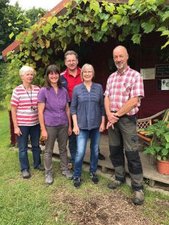 v.li.n.re.: Elke Schlott, SPD-Ortsverein Bliestorf, Petra Panthel, Inhaberin Gärtnerei, Manfred Matzke, Vorsitzender SPD Ortsverein Bliestorf, Gabriele Hiller-Ohm, MdB, Roman Böhm, Gründer und Landwirt vom Demeterhof Gut Bliestorf 