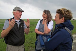 Staatssekretärin Anke Erdmann (rechts) mit dem Leiter der Nationalparkverwaltung Detlef Hansen und Vera Knoke aus dem Umweltministerium im Vorland von Westerhever. FOTOHINWEIS: Gätje / LKN.SH 