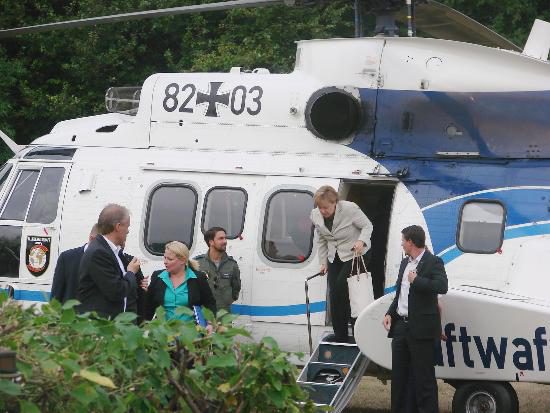 tbgf150813_Merkel-Hubschrauber-Kroeger_003