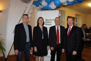 (v. li. nach rechts): Vizepräsident des DRK Lübeck Bernd Möller, stellvertretende Kreiswasserwachtsleiterin Lübeck Cindy Schmitz, Geschäftsführer des DRK Lübeck Stefan Krause, Präsident des DRK Lübeck Oliver Saggau 