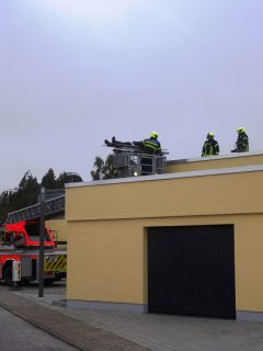 Über eine Drehleiter wird ein „Verletzter“ vom Dach geholt Foto: Helios Klinik 