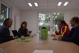 Eka von Kalben, Thomas Becker (DLRG) und Gerrit Pentzin (DLRG) im Gespräch Foto: DLRG Lübeck