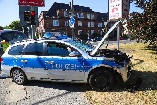 tbf070618_Neumuenster_Unfall mit Polizeiwagen_Nyfeler_001