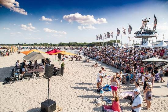 LouisaC.Dach@cunardline.de - Danke, Travemünde! Zehntausende feiern den Besuch der Queen Eliz - ME - Pressebild_Buehne_max-friends_Travemuende