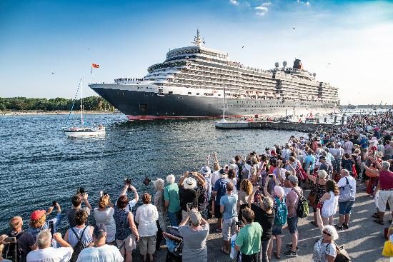 LouisaC.Dach@cunardline.de - Danke, Travemünde! Zehntausende feiern den Besuch der Queen Eliz - ME - Pressebild_Queen_Elizabeth_Auslaufen_Travemuende