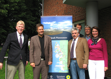 Umweltminister Habeck (2. von links) beim Besuch in der Nationalparkverwaltung in Tönning