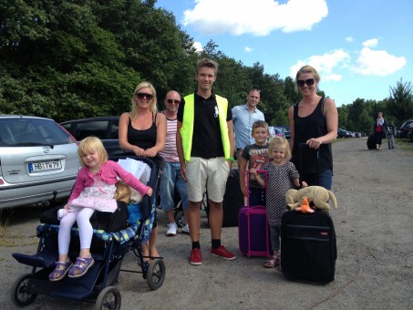 Gute Stimmung auf dem Urlauberparkplatz: Lübeck Airport Mitarbeiter Maximilian G. freut sich besonders über die fröhlich-internationale Stimmung und steht den Urlaubern gern mit Rat und Tat zur Seite.