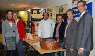 Die Organisatoren der Messe Markus Dusch (v.re.), Dr. Annemarie Goos, Ulrike Jürgens (v.li.), und Nina Lepthien informierten sich am Stand der Bäckerinnung-Innung bei Helmut Börke (Mitte links) und Kirsten Sköries von der Insel-Bäckerei.